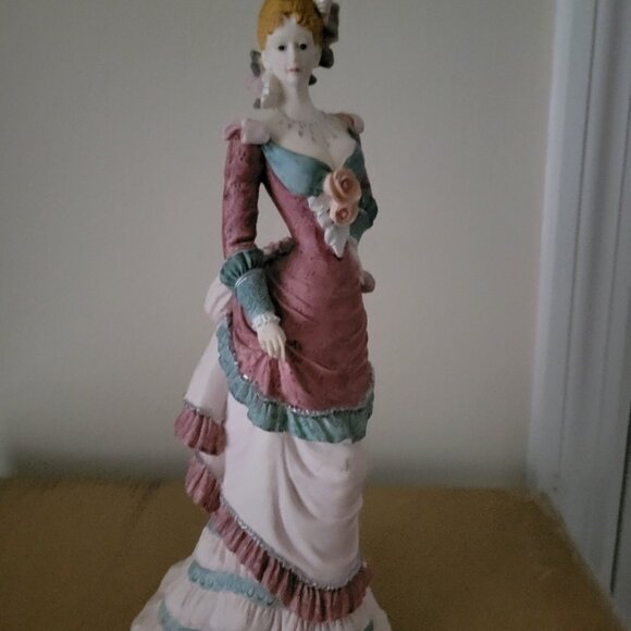 Vintage Marie Antoinette Ceramic Figurine Excellent Condition - Picture 1 of 8